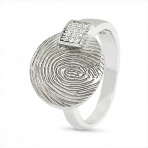 Ring met vingerafdruk en zirkonia overlappend