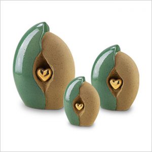 Keramische urn groen met goudkleurig hart