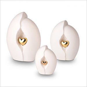 Keramische urn wit met goudkleurig hart