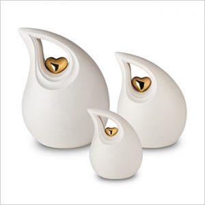 Keramische urn, wit met goudkleurig hart