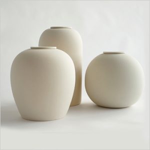 Beige keramische urn