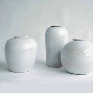 Wit gespikkelde keramische urn